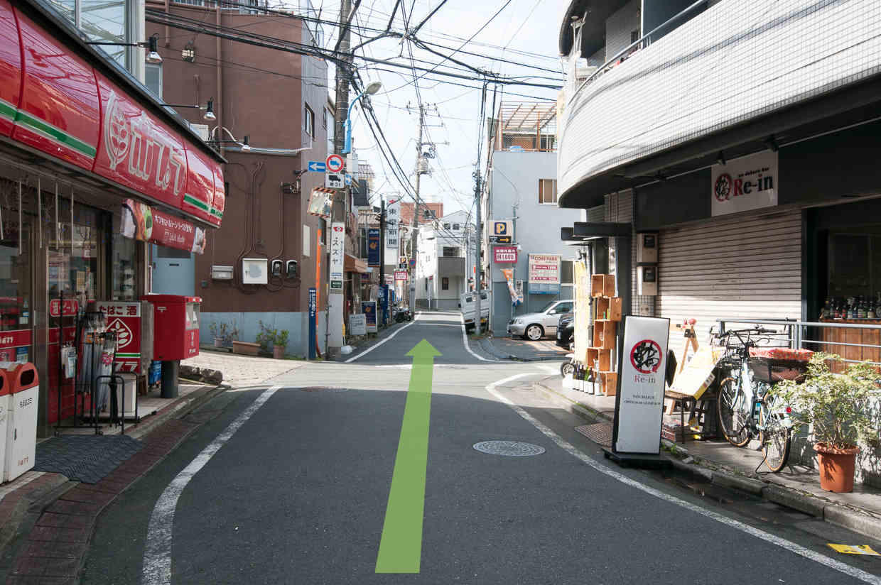 「ポプラ」の前を通り過ぎます。