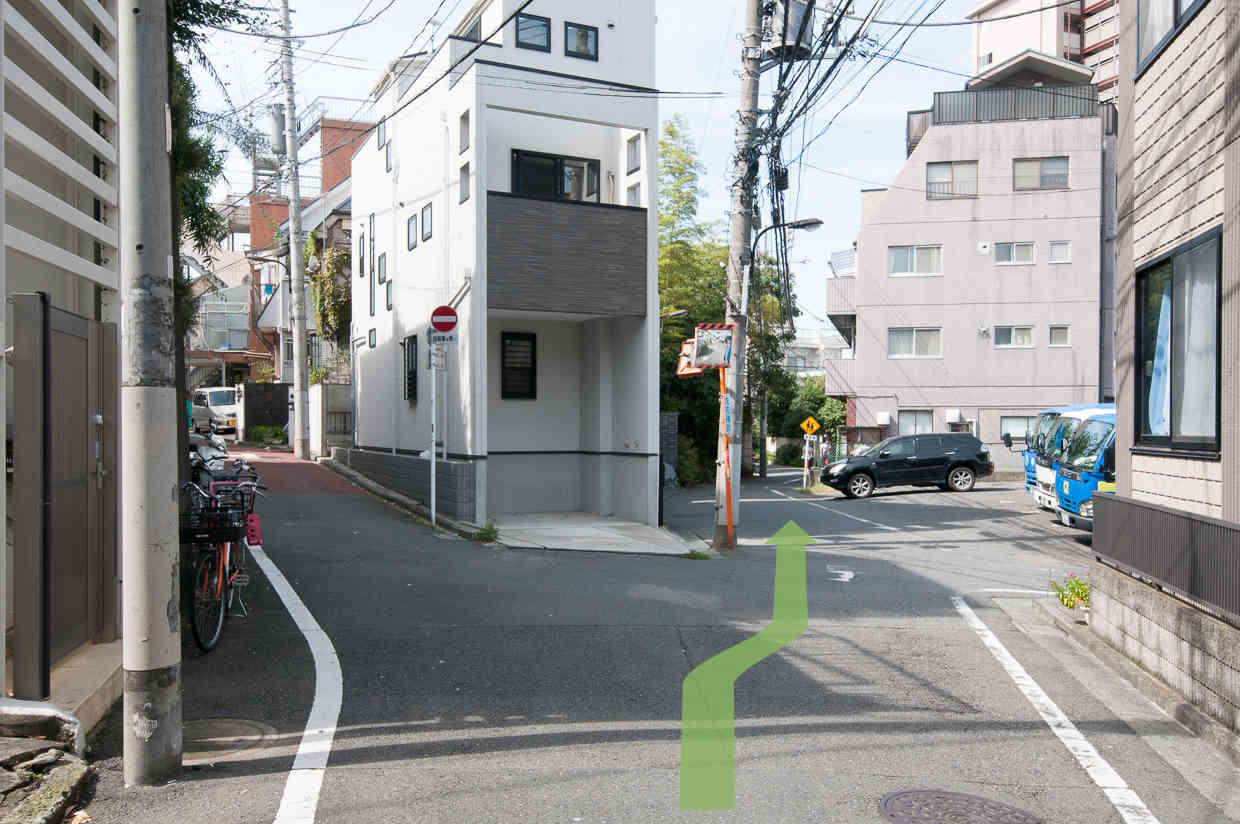 Y字路を右に進みます。